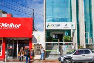 Fachada da sede da Funtrab em Campo Grande. (Foto: Henrique Kawaminami)