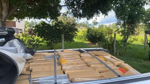 Traficante foge e abandona carro abarrotado de maconha durante bordagem da PM