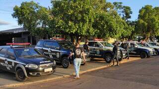 Viaturas das polícias Civil e Militar em frente à Delegacia (Foto: PCMS | Divulgação)