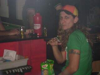 Uma foto antiga de Marcia no bar. (Foto: Arquivo Pessoal)