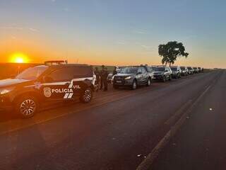 Policiais reunidos ao nascer do sol, pouco antes de iniciarem as buscas desta manhã. (Foto: Divulgação)