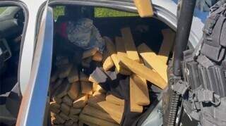 Traficante perde controle, bate e abandona carro com 700 kg de maconha