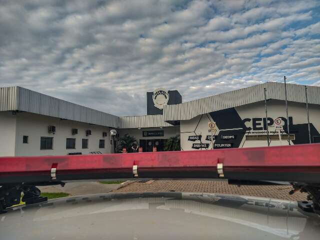 Jovem de 21 anos &eacute; morto com 3 tiros na frente de casa no Portal Caiob&aacute;