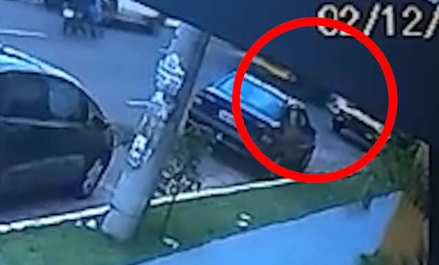 V&iacute;deo mostra atropelamento de ciclista envolvendo dois ve&iacute;culos 