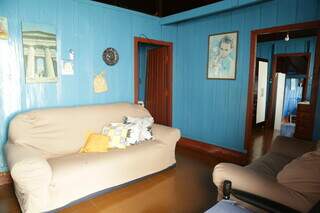 Interior da residência tem tintura azul. (Foto: Kísie Ainoã)