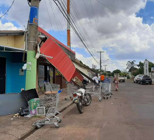 Cobertura de supermercado despenca em cal&ccedil;ada na Avenida Presidente Vargas