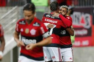 Bruno Henrique e Gabriel (em segundo plano) se abraçam em jogo do Flamengo (Foto: Divulgação)