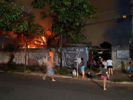 Morador incendeia duas residências em "surto" e acaba contido pela PM 