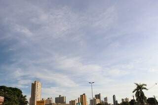 Céu com poucas nuvens no início da manhã desta sexta-feira no Centro da Capital. (Foto: Henrique Kawaminami)