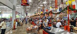 Clientes lotam o Fort Atacadista do União em dia de inauguração (Foto: Marcelo Pertile dos Santos)