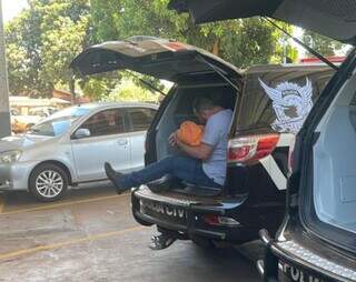 Rondineli desce de viatura ao chegar à sede da Defron em Dourados. (Foto: Divulgação)