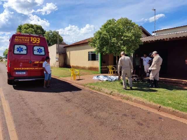 Homem &eacute; morto a facadas na cal&ccedil;ada de bar 