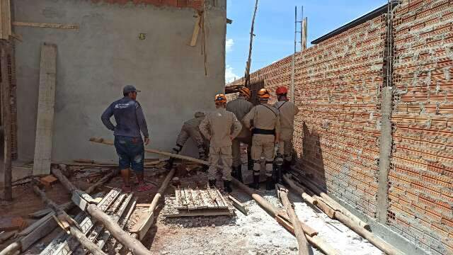 Servente de pedreiro morre soterrado por laje em construção de casa