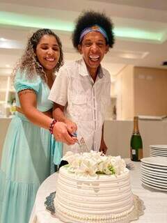 Wanderley e Michela cortando bolo de casamento. (Foto: Arquivo Pessoal)