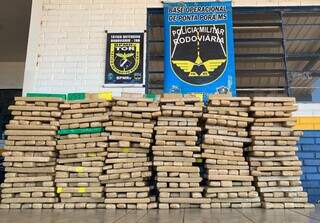 Traficante perde controle, bate e abandona carro com 700 kg de maconha