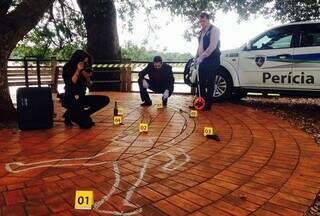 Peritos durante investigação de crime em Campo Grande. (Foto: Divulgação)