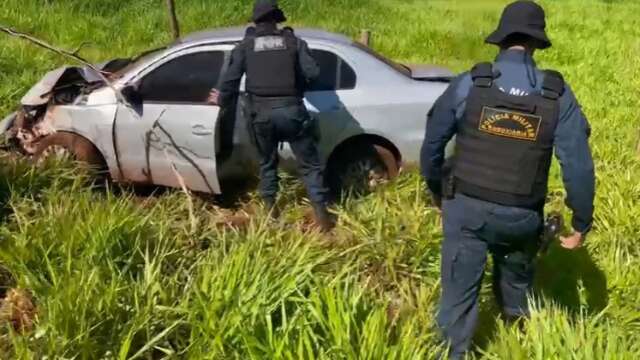 Traficante perde controle, bate e abandona carro com 700 kg de maconha