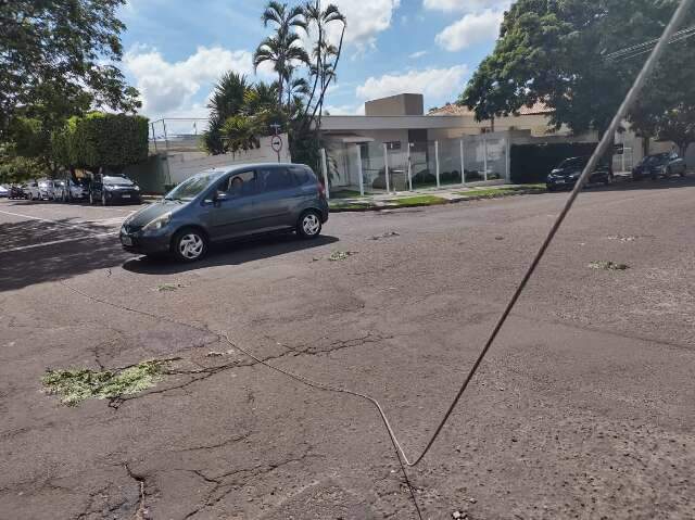 Fia&ccedil;&atilde;o solta na rua causa acidente com motociclista e atrapalha tr&acirc;nsito 