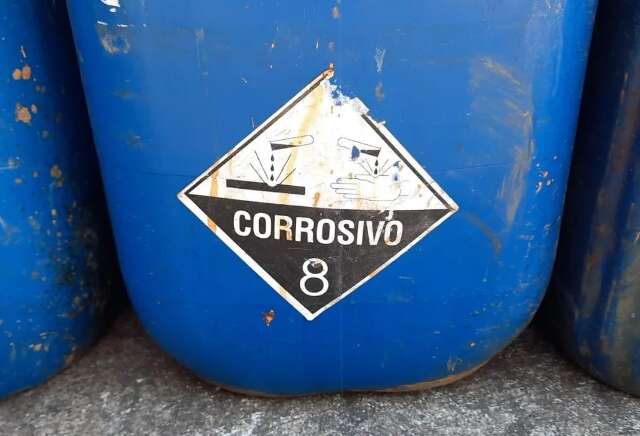 Pol&iacute;cia investiga descarte de agrot&oacute;xico corrosivo &agrave;s margens da MS-156
