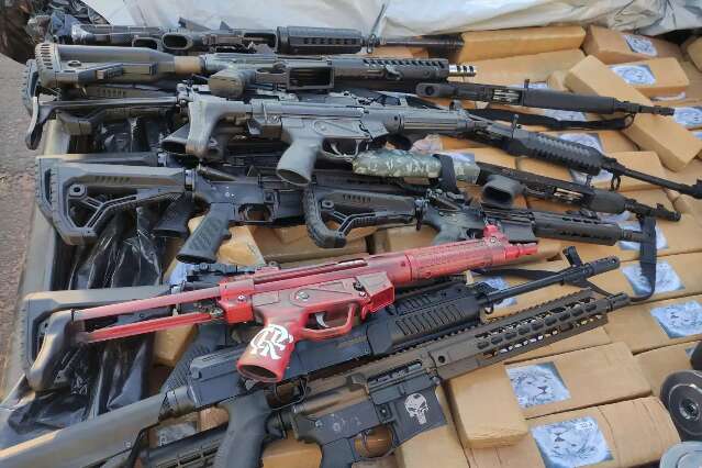 Pol&iacute;cia intercepta camionete com 1 tonelada de maconha e arsenal de armas