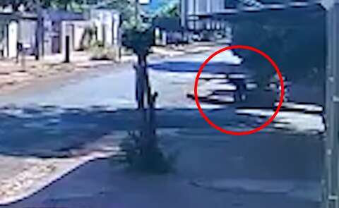 Vídeo mostra funileiro deitado no meio da rua antes de ser atropelado