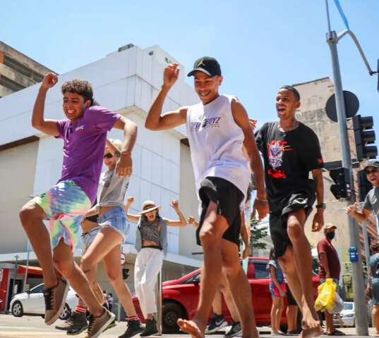 Grupo d&aacute; show na rua com famoso passinho de funk carioca