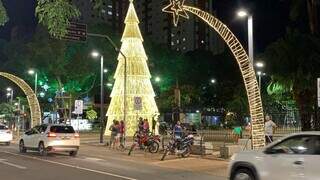 Árvore de Natal acesa em frente a Praça Ary Cleho, no Centro. (Foto: Ângela Kempfler)