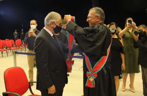 Em cerimônia com autoridades, Reinaldo recebe honraria do Poder Judiciário de MS
