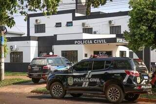 Fachada e viatura da Polícia Civil em delegacia de Campo Grande (Foto: Henrique Kawaminami)