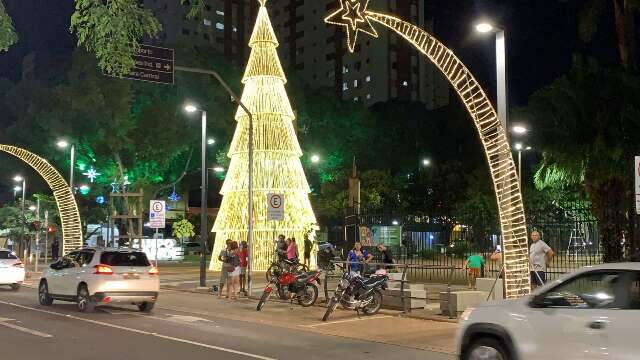 Em clima de Natal, luzes s&atilde;o acesas no Centro e abrem temporada de fotos