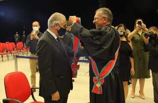 O governador foi condecorado pelo presidente do TJ-MS, Carlos Eduardo Contar. (Foto; Chico Ribeiro)