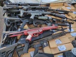 Armas e drogas apreendidas pela PM durante as abordagens. (Foto: Jornal da Nova)