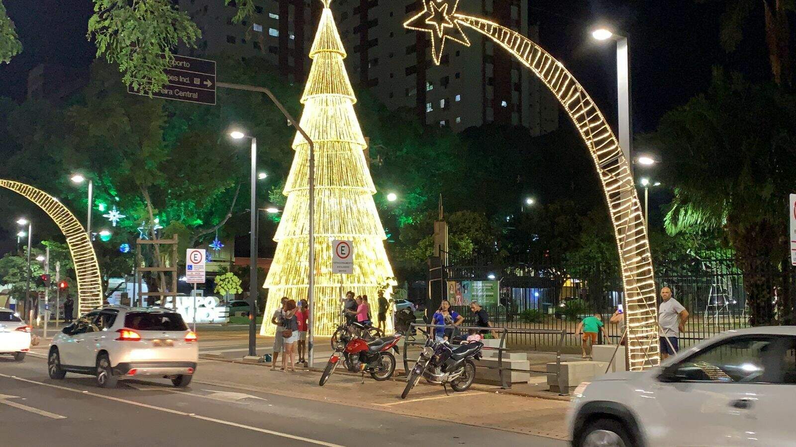 Em clima de Natal, luzes são acesas no Centro e abrem temporada de fotos -  Capital - Campo Grande News