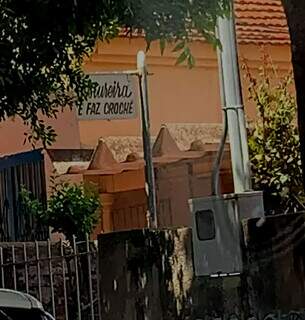 Placa na fachada da casa do Bairro Amambaí.
