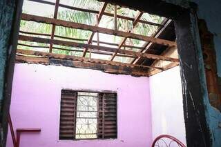 Casa é alugada e foi incendiada por proprietário durante surto. (Foto: Henrique Kawaminami)