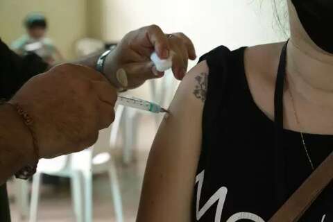 Vacinação contra a covid segue em 46 locais nesta segunda na Capital