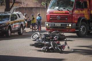 As motocicletas que as vítima conduziam ficaram uma ao lado da outra (Foto: Marcos Maluf)