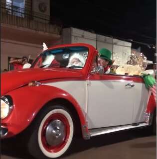 Papai Noel chega em Fusca conversível durante "Parada de Natal"