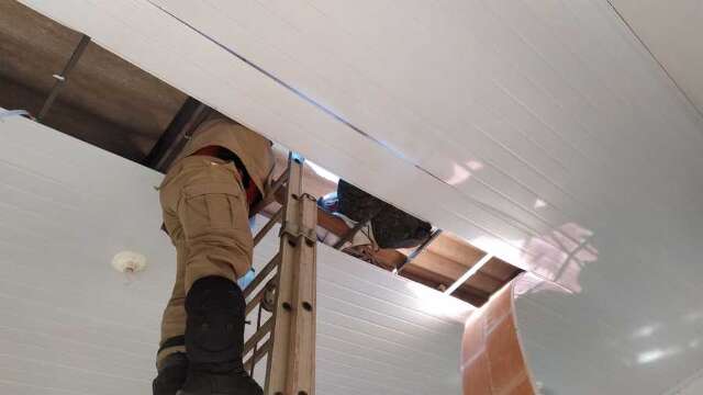 Pintor &eacute; arremessado contra telhado ap&oacute;s descarga el&eacute;trica durante servi&ccedil;o 