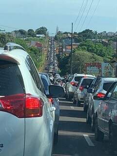 Avenida Tamandaré ficou congestionada, nesta manhã, antes que os portões do vestibular da UFMS se fechassem. (Foto: Renata Lopes)