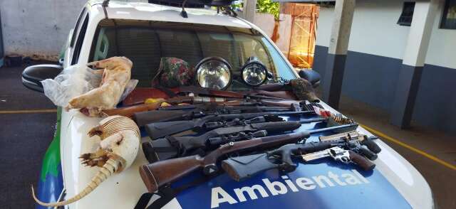 Oito ca&ccedil;adores s&atilde;o presos com 12 armas em acampamento