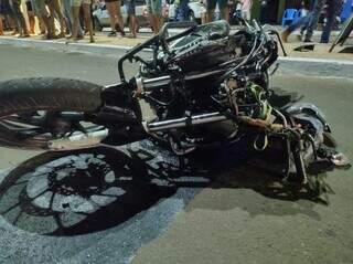 Motocicleta ficou destruída após acidente no Centro de Nioaque. (Foto: Jardim MS News)