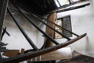Com casa incendiada por dono, inquilino lamenta: &quot;N&atilde;o tinha mais o que salvar&quot;