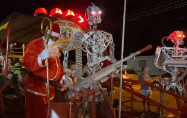 Desfile de Natal causa pol&ecirc;mica com caveiras &ldquo;armadas&rdquo; ao lado de Papai Noel 