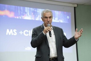 Governador Reinaldo Azambuja durante o lançamento do pacote de investimentos. (Foto: Kísie Ainoã)