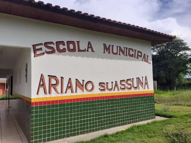 Surto de covid-19 obriga prefeitura a fechar escola que atende assentamentos