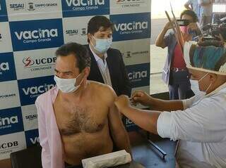 Marquinhos Trad aproveitou evento para tomar a dose de reforço, sendo o 100.001º vacinado no drive (Foto: Henrique Kawaminami)