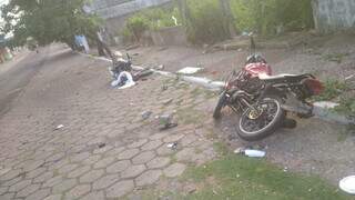 Os dois condutores da moto morreram em acidente. (Foto: Diário Corumbaense)