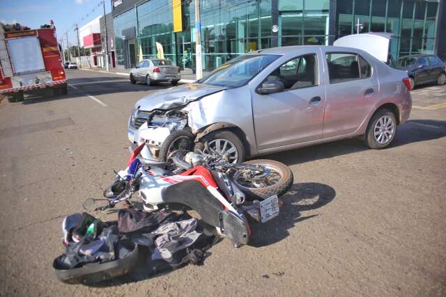 Em acidente na Costa e Silva, motociclista &eacute; arremessado e fica inconsciente