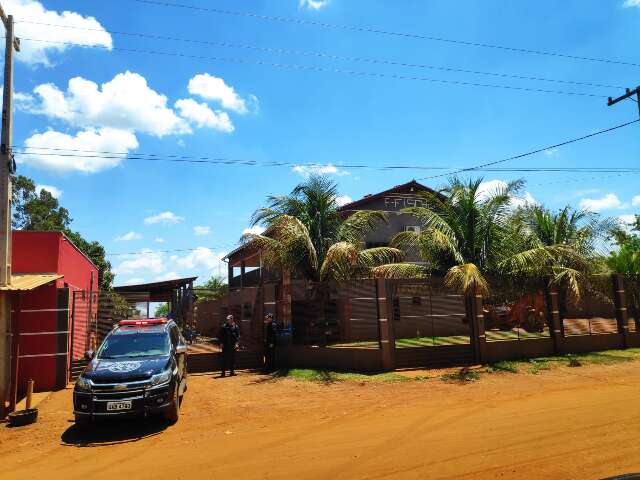Suspeito de furtos em fazendas &eacute; baleado ao atirar contra policiais